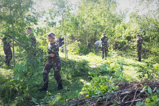 Talka Pasieniečių klubo ąžuolų giraitėje Talka Pasieniečių klubo ąžuolų giraitėje