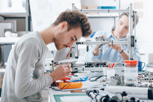 200 Eur stipendijas gaus įstoję į KU informatikos ir inžinerijos studijas