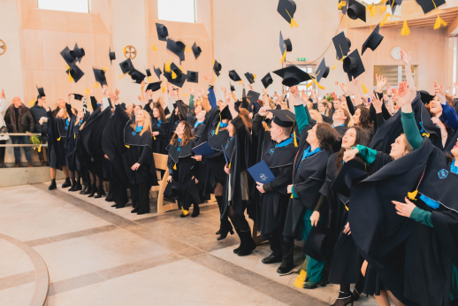 Klaipėdos valstybinės kolegijos absolventams įteikti diplomai