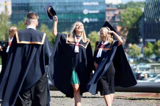 LSMU absolventams įteikti diplomai: išsipildžiusios studentų svajonės