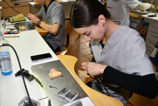 Tapk šypsenos kūrėju – studijuok Dantų technologijas Utenos kolegijoje