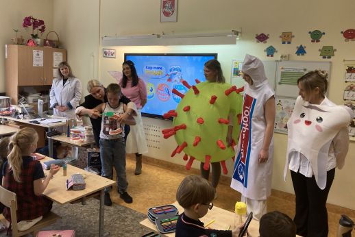 Žaismingos Utenos kolegijos studentų pamokos apie dantų priežiūrą Žaismingos Utenos kolegijos studentų pamokos apie dantų priežiūrą
