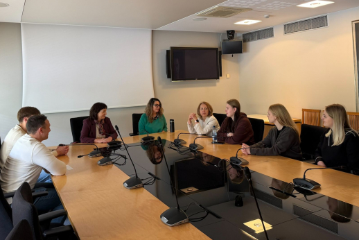 Studijos, kuriose gali susitikti su ministre