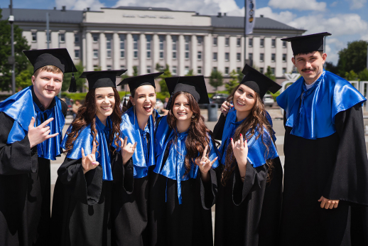 Šiaulių valstybinėje kolegijoje įteikti aukštojo mokslo diplomai Šiaulių valstybinėje kolegijoje įteikti aukštojo mokslo diplomai