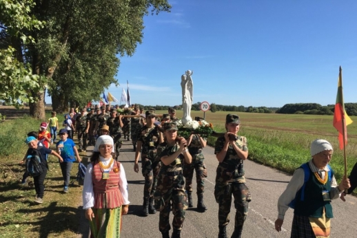 Pėsčiomis žygiavo būsimieji pasieniečiai Pėsčiomis žygiavo būsimieji pasieniečiai